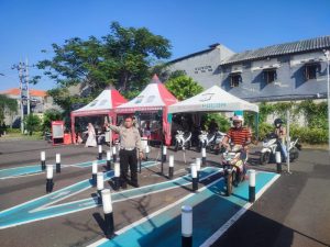Perlu diacungi jempol Satlantas Polrestabes Surabaya memberikan kenyamanan terhadap masyarakat pembuatan SIM