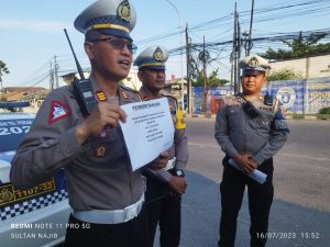 Satlantas Polres Tanjung Perak, Adakan Giat Sosialisasi dan Pemberitahuan Larangan Melintas Jam Tertentu Pada Kendaraan Berat