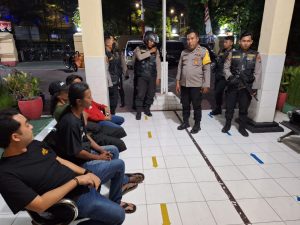 Harkamtibmas, Tim Respatti Satsamapta Polrestabes Surabaya, Amankan 5 Orang Pesta Miras dan 2 Anak Ganster