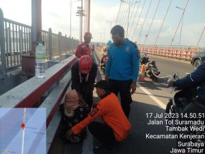 Perempuan Warga Bulak Banteng, Nekat Jalan Kaki Lewat Tol Suramadu, Ada Apa ?