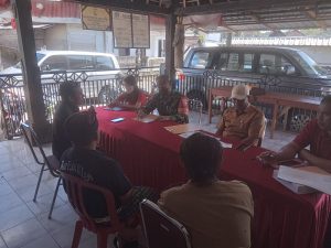 Untuk Terciptanya Kehidupan Masyarakat yang Sehat, Babinsa Dajen Peken Koramil 1619-01/Kota Tergabung dalam Tim ODF dan STBM Verifikasi Desa