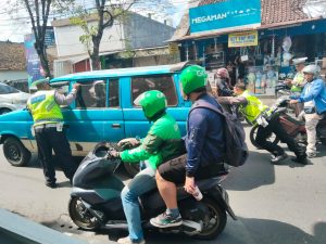 Lagi Mobil Mogok Di Jalur Padat Simpang Padonan – Berawa