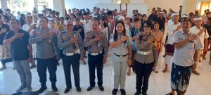 Satlantas Polres Badung Berikan Puluhan Helm Dan Tas Sekolah di SMAN 1 Petang