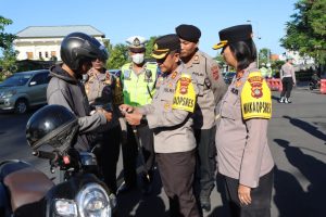 Kapolres AKBP Teguh Priyo Wasono Berikan Helm Gratis Ke Pengendara Motor
