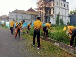 Anggota Polsek Denpasar Barat Melaksanakan Kegiatan Korve Membersihkan Lingkungan Ditengah Pemukiman Masyarakat