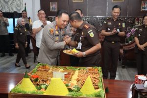 Kapolrestabes Surabaya Berikan Tumpeng Spesial untuk Kajari Surabaya