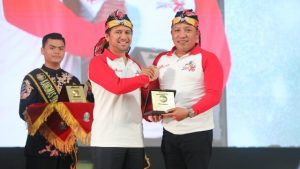 Bupati Sampang Terima Penghargaan Sebagai Tokoh Pembina Koperasi