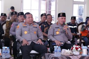 Kapolda Jatim Dampingi Kabaharkam Tinjau Polisi RW di Surabaya
