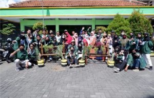 Menciptakan Produktifitas dan Kreatifitas Masyarakat dengan Pembuatan Tanaman Toga dan Pemanfaatan Eceng Gondok Menjadi Pupuk Ramah Lingkungan