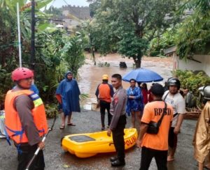 Fast Respon Polda Bali Terjunkan Personel Samapta dan Brimob Saat Bencana Alam