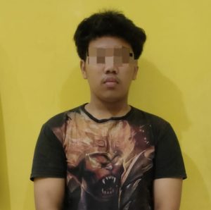 Polisi Gresik Nyamar Pembeli, Ringkus Maling Helm Saat COD di dekat Polsek