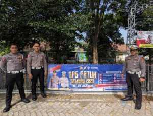Operasi Patuh Semeru 2023, Satlantas Polres Gresik Pasang Himbauan Keselamatan Dijalan