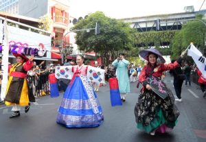 SURABAYA CROSS CULTURE INTERNATIONAL FOLK ART FESTIVAL 2023 SATUKAN BUDAYA 8 NEGARA DAN 9 DAERAH DI INDONESIA