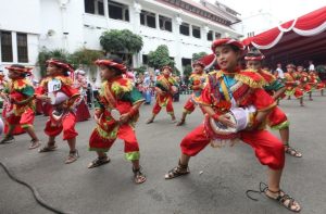 FESTIVAL REMO YOSAKOI DI BALAI KOTA DITAMPILKAN PADA PERAYAAN KE-25 TAHUN HUBUNGAN KERJASAMA SISTER CITY SURABAYA KOCHI JEPANG