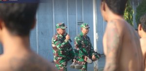 Datangkan Dua Anggota TNI Kodim 0803 Madiun, WBP Lapas Pemuda Madiun diajak Senam Jasmani