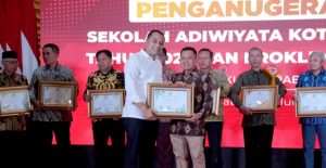 PERAIH PIAGAM ADIWIYATA DAN PROKLIM MENJADI MENTOR SEKOLAH DAN KAMPUNG DI SURABAYA