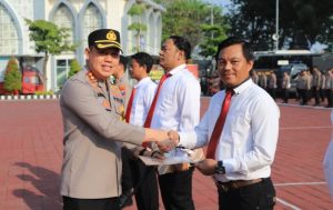 Kapolres Gresik Beri Reward Anggota Yang Berprestasi Ungkap Kasus Narkoba