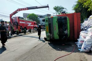 Truk Odol Bermuatan Pakan Ternak Terguling di Tikungan Jalan Iskandar Muda