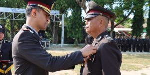 Upacara Hari Bahayangkara Ke-77, Kapolres Pamekasan Berikan Tanda Jasa Satya Lencana Nararya Kepada Anggota