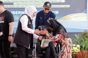 Gubernur Khofifah Serahkan Bantuan Sosial dan Sertifikat Kelayakan Pengolahan di Kabupaten Kediri