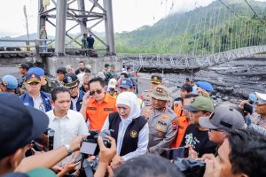 Jembatan Jembatan Kaliregoyo dan Jembatan Kloposawit Putus Akibat Banjir Lahar Dingin, Gubernur Khofifah : Tanggungjawab Pemprov Jatim