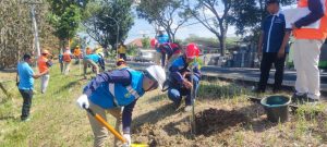 Kepedulian Lingkungan, PLN Tanam 510 Pohon di Jalan Raya Blega – Sampang