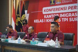 Imigrasi Surabaya Amankan WN Tiongkok Joki Tes Bahasa Inggris Sindikat Internasional