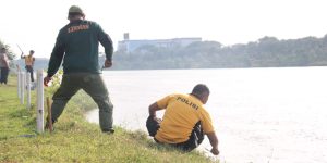 Peduli Lingkungan, Polres Kediri Kota dan Warga Bersih-bersih Sungai Brantas