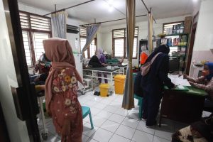 GERAK CEPAT DINKES SURABAYA TANGANI KORBAN KERACUNAN MASSAL DI KALI KEDINDING