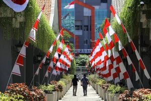SEMARAK HUT KEMERDEKAAN RI KE-78, PEMKOT SURABAYA BERPARTISIPASI DALAM GERAKAN BAGI-BAGI 10 JUTA BENDERA