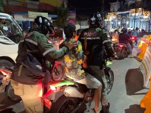 TERTIBKAN DUA KELUARGA LUAR DAERAH YANG MENGEMIS DI TRAFFIC LIGHT, PEMKOT SURABAYA BINA-PULANGKAN