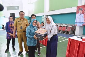 PEMKOT SURABAYA DISTRIBUSIKAN SERAGAM SEKOLAH GRATIS BAGI 7000 PELAJAR