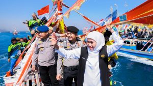 Bersama Ribuan Warga, Gubernur Jatim Petik Laut di Kraksaan Probolinggo