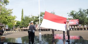 Kapolres Sampang Pimpin Upacara Bendera Memperingati HUT Kemerdekaan Republik Indonesia ke-78 Tahun 2023