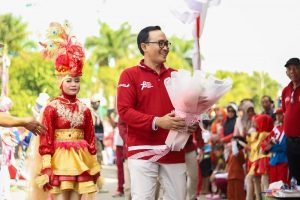 BUPATI PAMEKASAN LEPAS PAWAI DEFILE DRUMBAND, PESANNYA WAJIB DIDENGAR SISWA