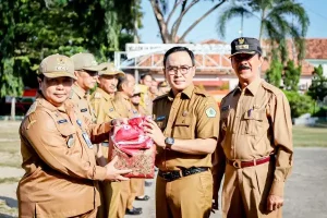 PEMKAB PAMEKASAN BAGIKAN RIBUAN BENDERA RI UNTUK MASYARAKAT