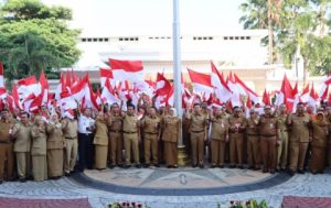 Sambut HUT RI ke 78. Gubernur Khofifah Minta ASN Bagikan Bendera Putih ke Masyarakat