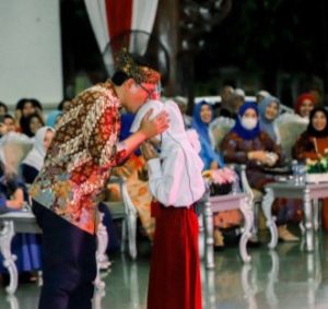 Bupati Pamekasan Berikan Reward Uang Pribadi Kepada Siswa SD Raih Juara Lomba Bertutur