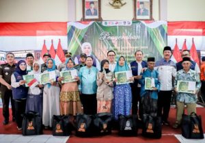 Bupati Pamekasan Mewakili Ibu Khofifah Salurkan Bantuan Untuk Warga Pamekasan