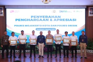 GM PLN Jatim Beri Penghargaan Kapolres Gresik Berhasil Ringkus Pelaku Pencuri Kabel Listrik PLN