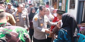Dari Pintu ke Pintu Kapolda Jatim Kunjungi Warga Melalui Jum’at Curhat dan Jum’at Berkah