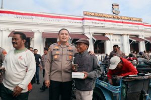 Menjalin keakraban, Kapolrestabes Gelar Sarapan Bareng dan Bagi Sembako ke Abang Becak