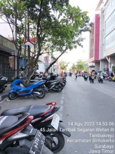 Sangat miris sekali dishub diduga tutup mata beserta tidak berani menindak lanjuti parkiran liar yang didepan RS. Soewandi…. Ada apa ini yaaa!!!!