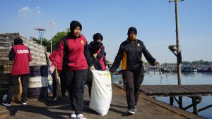 Peduli Lingkungan, Polwan Polres Gresik Bersih Bersih Pantai