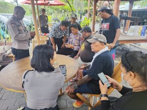 Gelar Jumat Curhat Bersama Warga Sanur Kauh, Polsek Densel Sosialisasikan Aplikasi Polisi Banjar Hebat