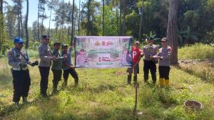 Untuk menjaga kelestarian Hutan, Polsek telogosari Bondowoso tanam ratusan pohon