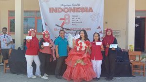 Gelar Jalan Sehat Dirgahayu RI, Guru dan Siswa SMK Unitomo Pakai Kostum Unik