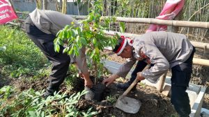 Peringati HUT Kemerdekaan RI ke 78, Polres Gresik Tanam Pohon Serentak