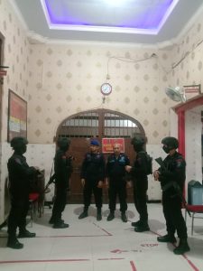 Lapas Pamekasan dan Brimob Laksanakan Patroli Sambang