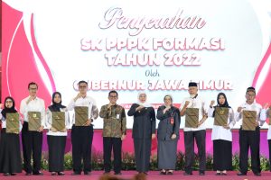 Gubernur Khofifah Serahkan 3.525 SK PPPK Formasi 2022